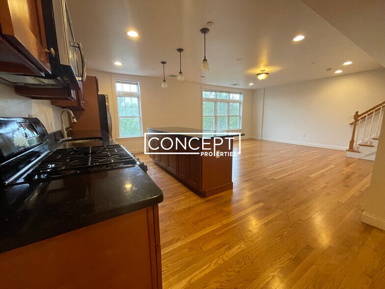 Building Photo - 53 Circuit St