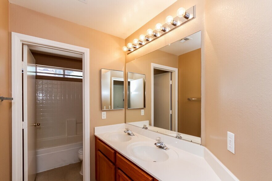 Building Photo - 2109 Royal Antilles Ct