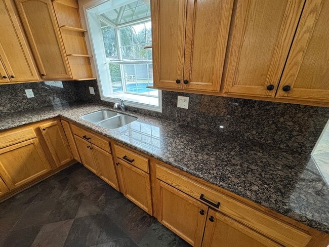 Building Photo - Beautiful 3 bedroom 2 bath Pool Home...  this one is a SHOW STOPPER