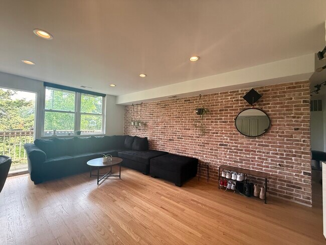 Building Photo - 2501 W Touhy Ave