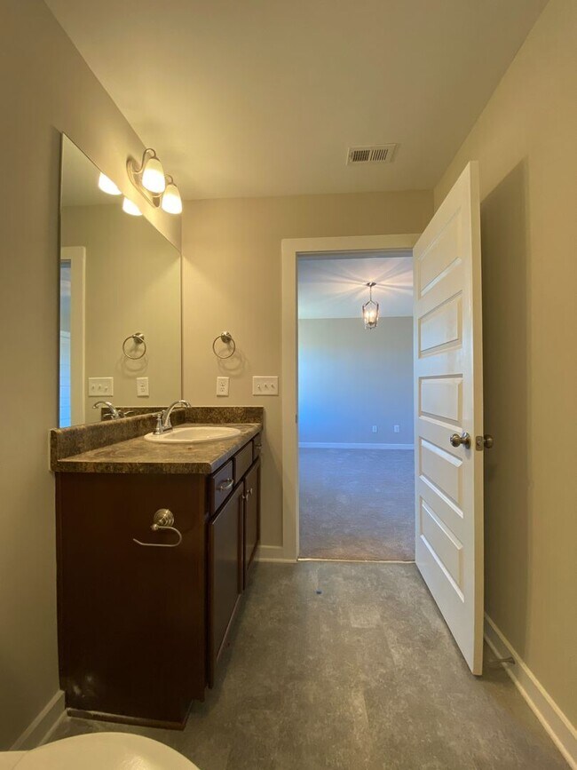 Building Photo - Gorgeous Home for Rent in Talladega, AL! A...