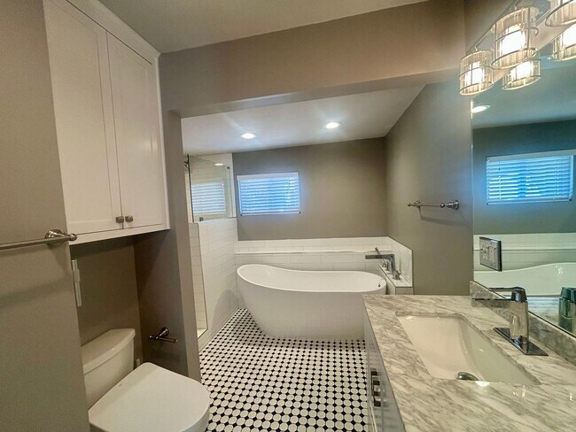 Building Photo - Beautifully updated home just west of Brookside and Trader's Joes in Midtown