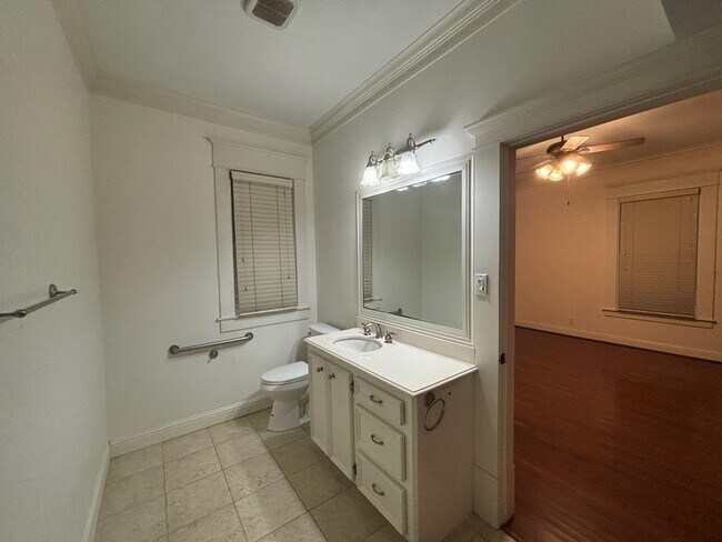 Building Photo - 1129 Cortlandt St