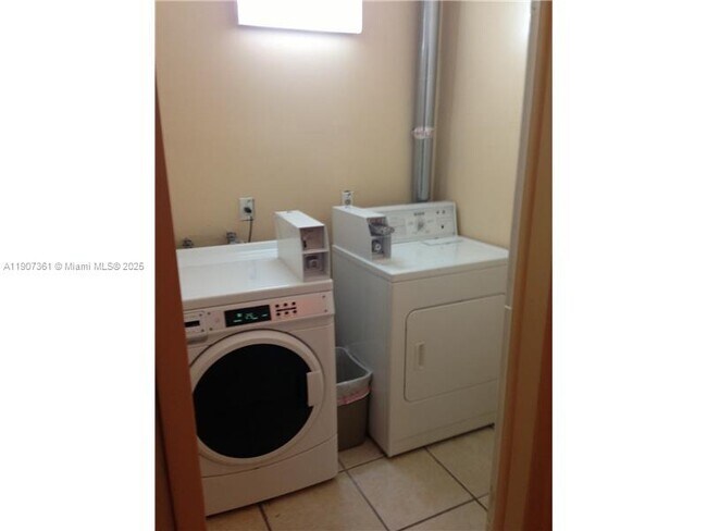 Building Photo - 215 30th St