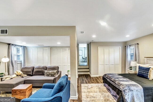 Building Photo - 3017 Valley View Dr