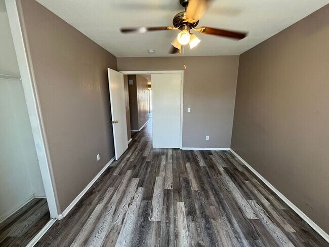 Building Photo - READY TO VIEW NOW! Spacious 3 Bed 2 Bath H...