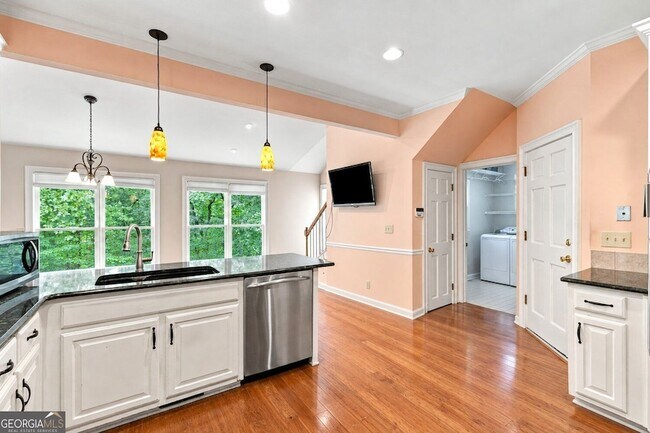 Building Photo - 3535 Claridge Dr NE