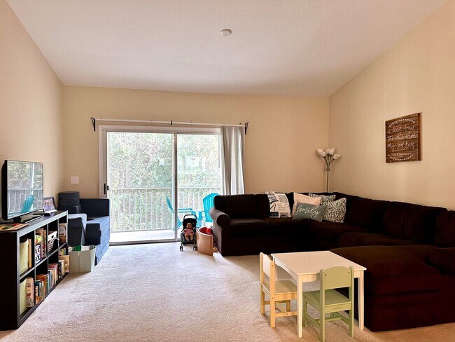 Building Photo - MUST SEE!! 3 bed/2 Bath Town Home! Close to Everything!