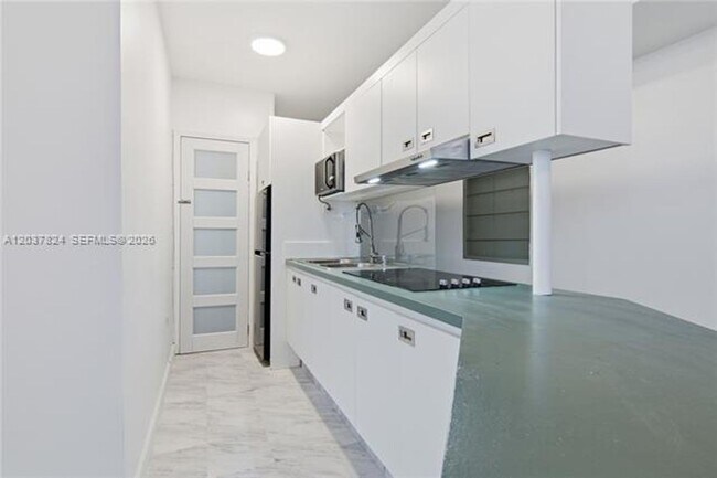 Building Photo - 801 Brickell Bay Dr