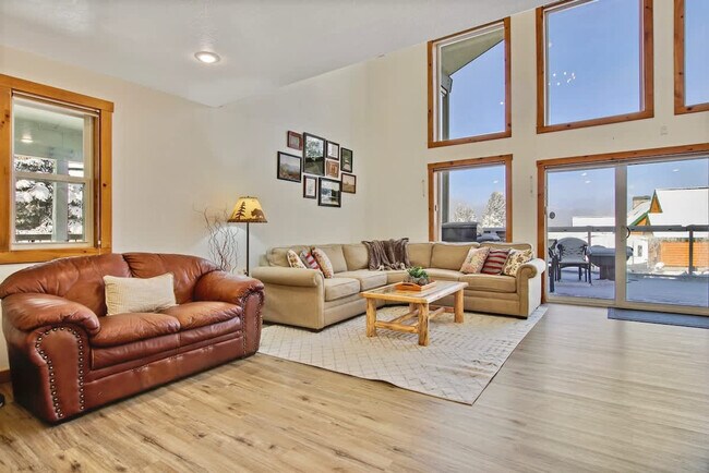 Building Photo - 130 Par Dr