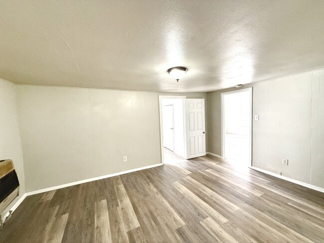 Building Photo - 422 D St SE