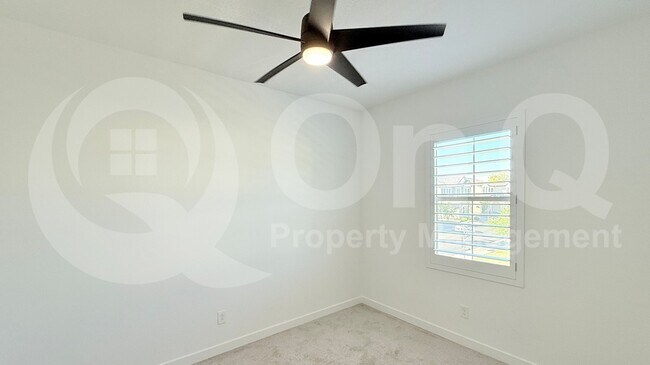 Building Photo - 1419 E Town and Country Ln