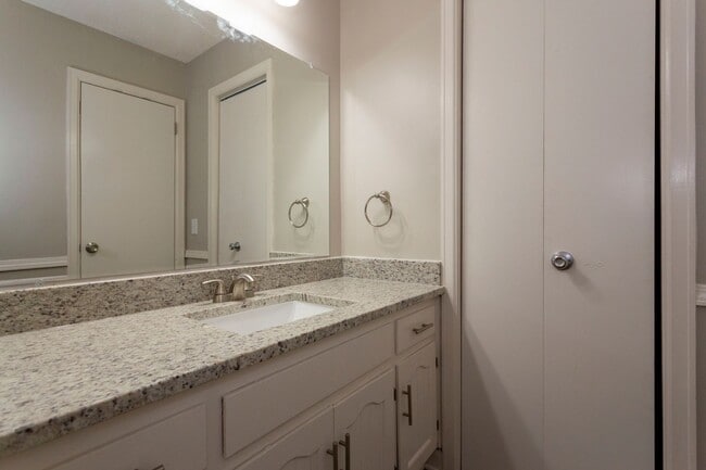 Building Photo - ** 4 bed 2 bath located in Dalraida close ...