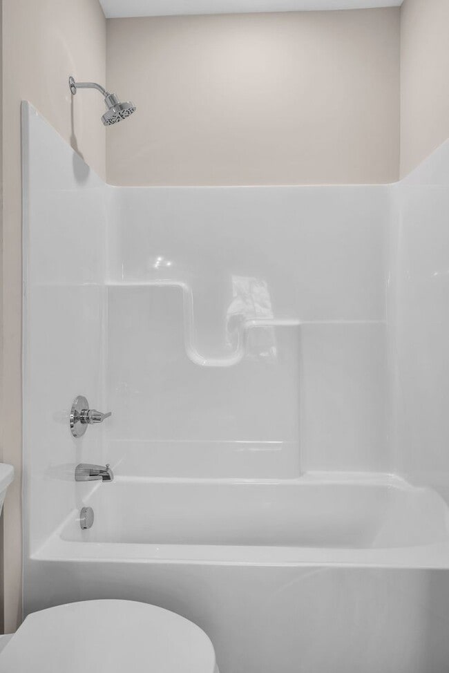 Building Photo - Beautiful 2BR/2BA top-floor end unit!