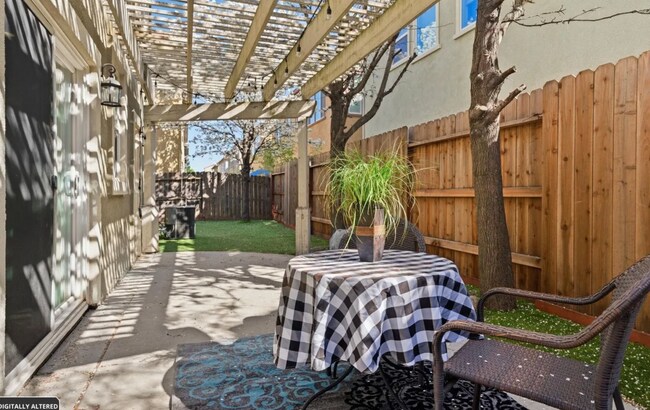 Building Photo - Amazing 3/2.5 N. Natomas!  Beautiful.  Please read full add below for details.