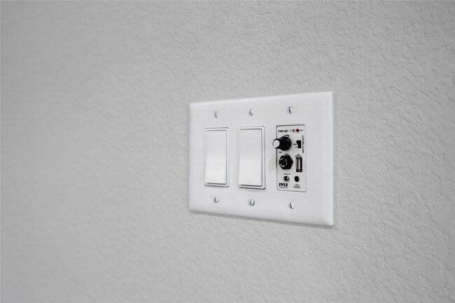 Building Photo - 8310 Mariah St