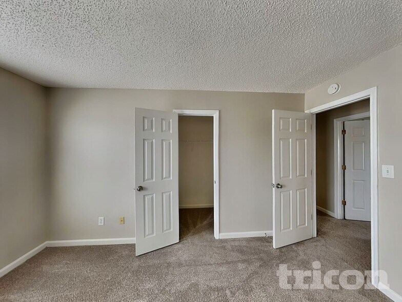 Building Photo - 1055 Maria Dr