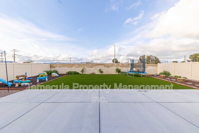 Building Photo - 4872 Goldfinch St