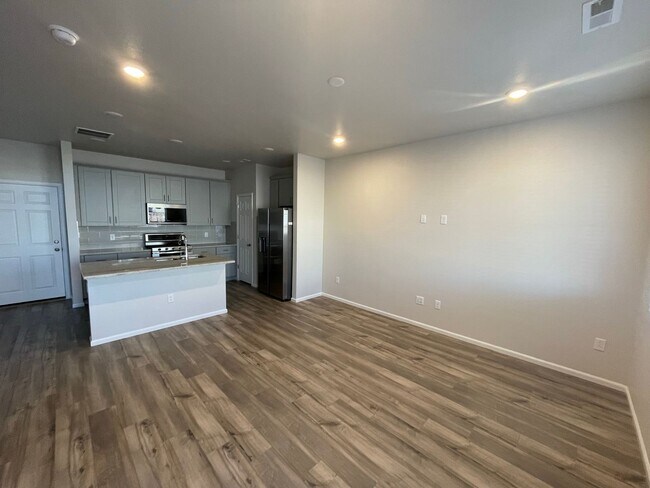 Building Photo - Updated 3 Bedroom Townhome Available July