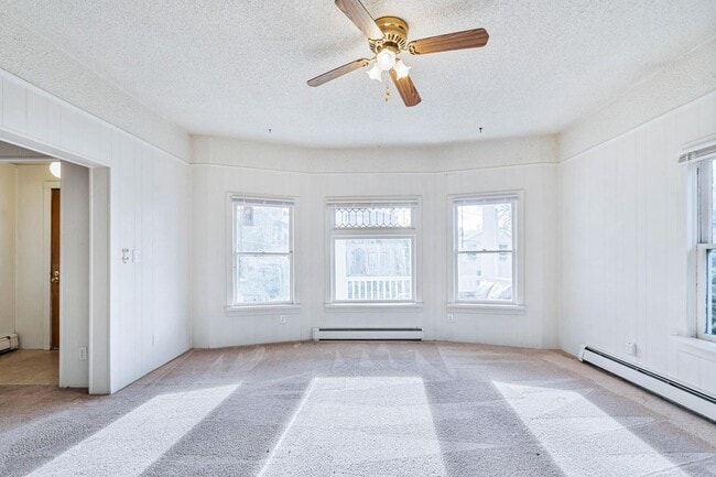 Building Photo - Charming 1-bdrm/1-bath in 1900s Victorian triplex—Prime location, shared laundry & yard