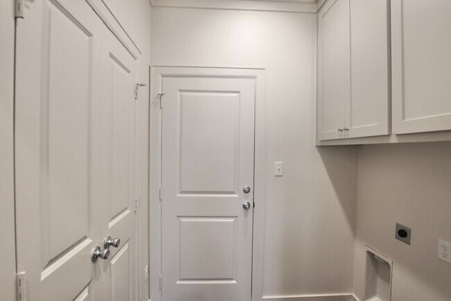 Building Photo - Luxury 3 Bedroom 2 Bath Townhomes in Bullard ISD!