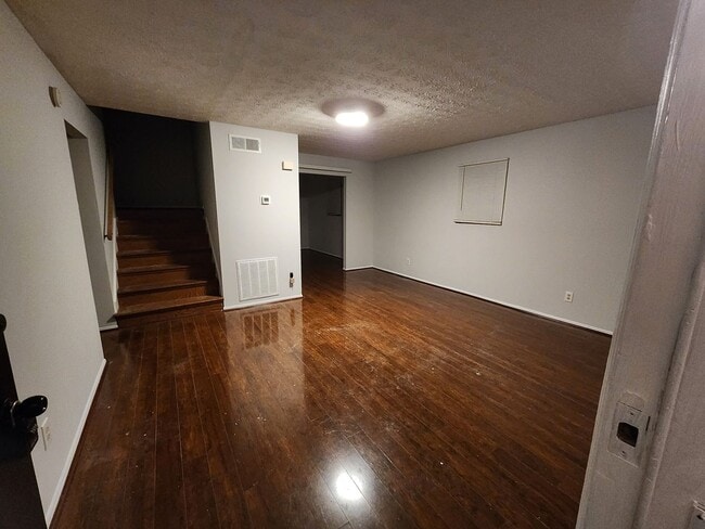 Building Photo - Move In Ready 3 Bedroom 2 Full Bath Home! ...