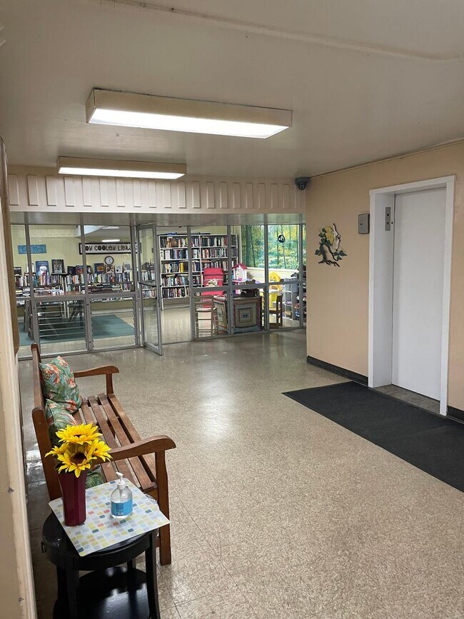Building Photo - 2BR/2BA with lanai and spectacular ocean v...