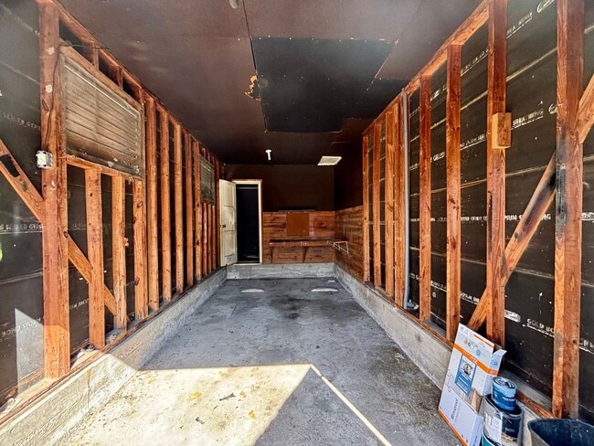 Building Photo - 1 Bedroom Home with Large Backyard on North Loop!