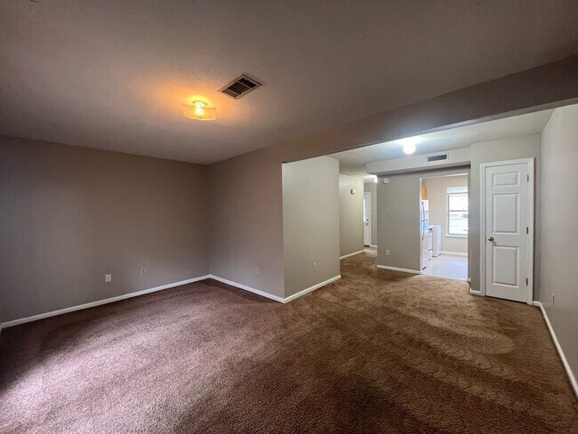 Building Photo - University Place 1- Charming Townhouse Apartment
