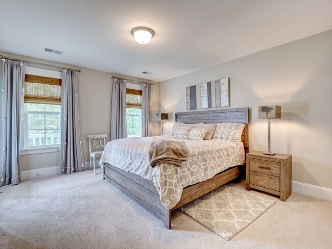 Building Photo - Charming 4 Bedroom Cottage Available in Og...