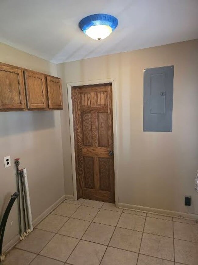 Building Photo - 3 Bed 1 Bath, Washer Dryer Hookup , Fenced in yard $1300 , $2800 to move in