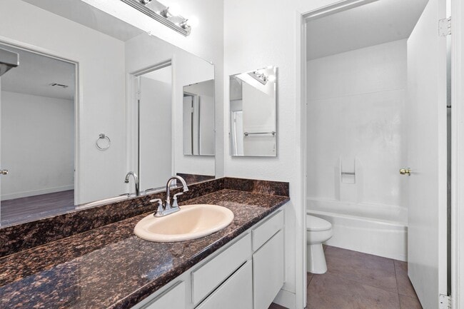 Building Photo - SPACIOUS 3BEDROOM TOWNHOUSE IN 89103