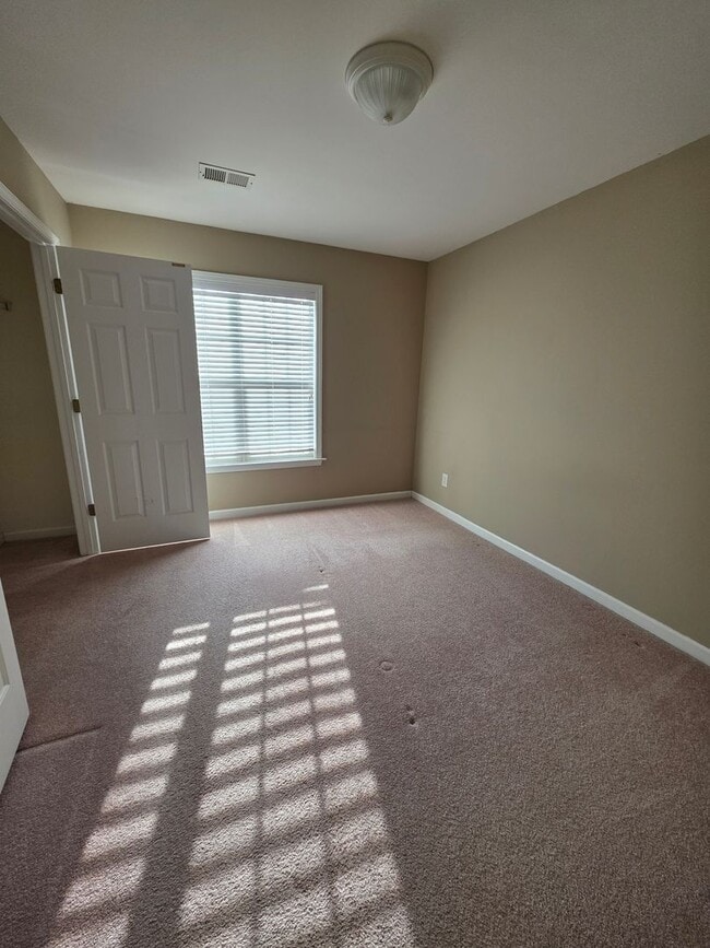 Building Photo - 2 BR Townhome!