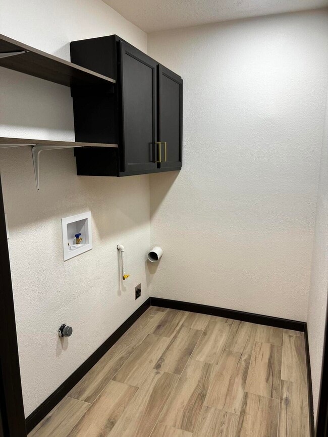 Building Photo - 905 La Charles Dr NE