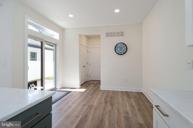 Building Photo - 3 E Hartwick Dr