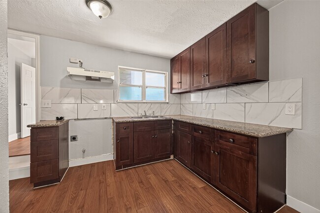 Building Photo - 10601 Ambursen St