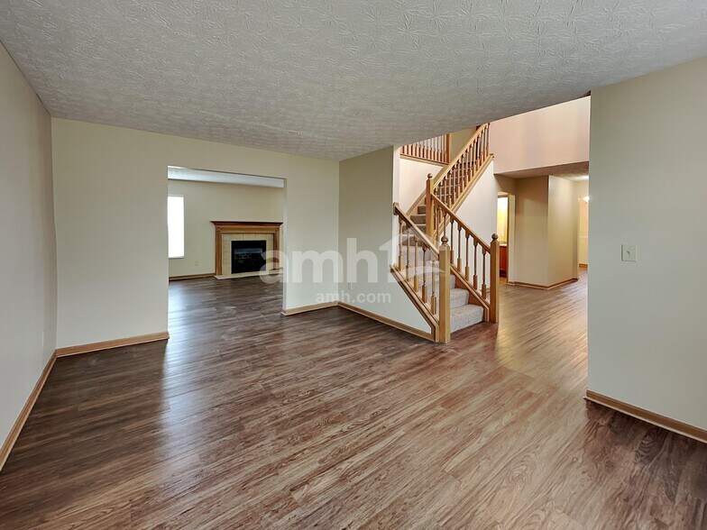 Building Photo - 452 Crestmoore Dr