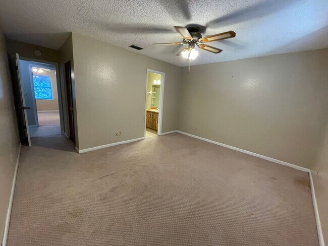 Building Photo - Townhome in Ormond Beach