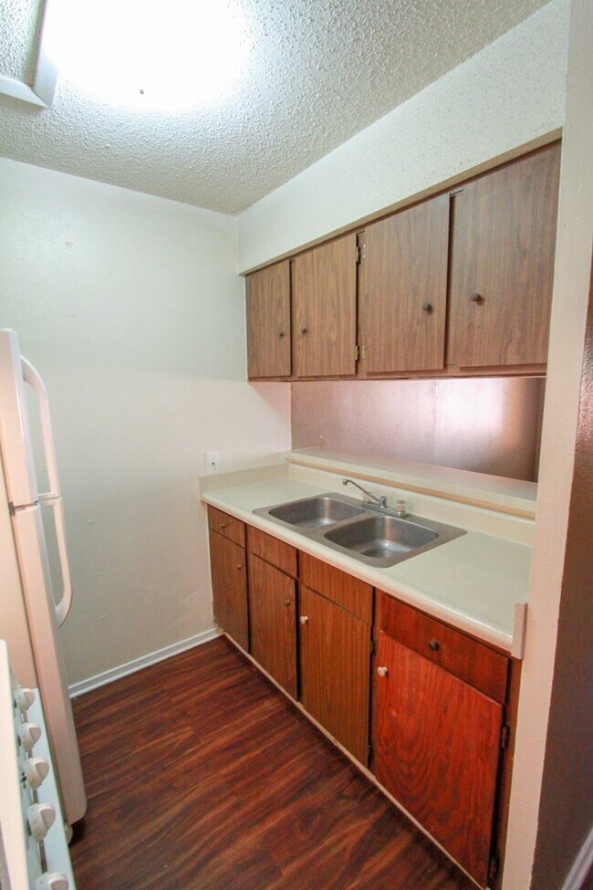 Building Photo - Charming 1-Bedroom, 1-Bath 4-Plex Unit Nea...