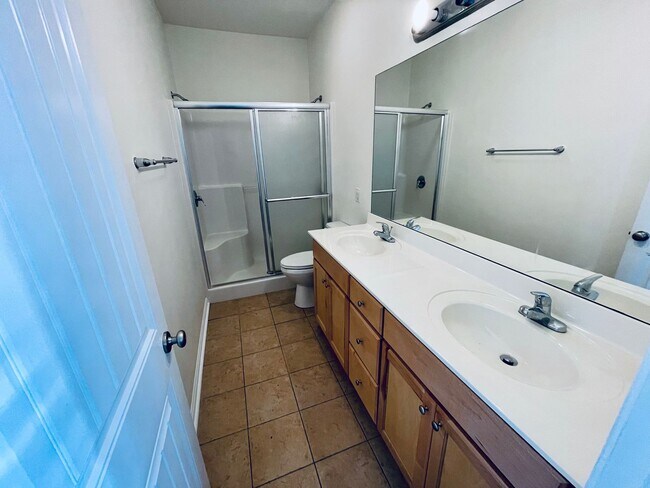 Building Photo - 3/2 single family - quiet neighborhood - updated and ready to move in!