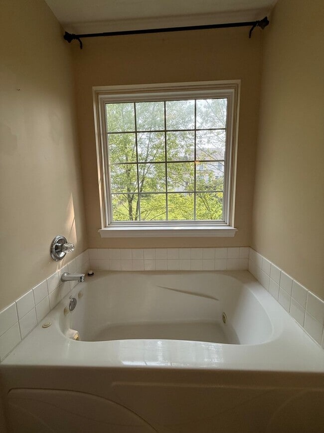 Building Photo - Spacious 4 Bed, 2.5 Bath Home in Woodgate