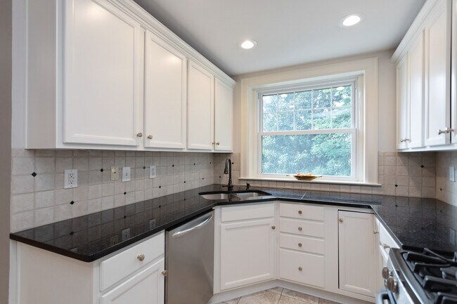 Building Photo - 1601 Spring Dr