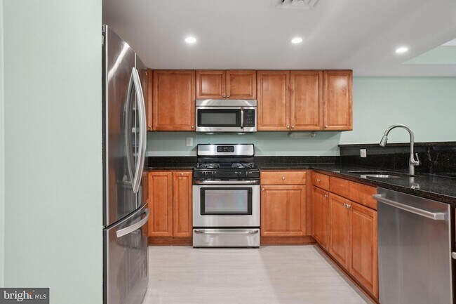Building Photo - 1515 S Arlington Ridge Rd