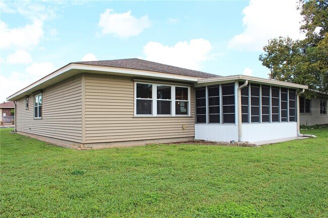 Building Photo - 608 Lark Dr