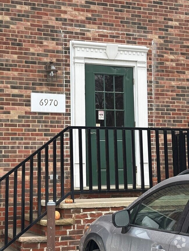 Building Photo - Beautifully maintained 3BR, 2BA Condominium