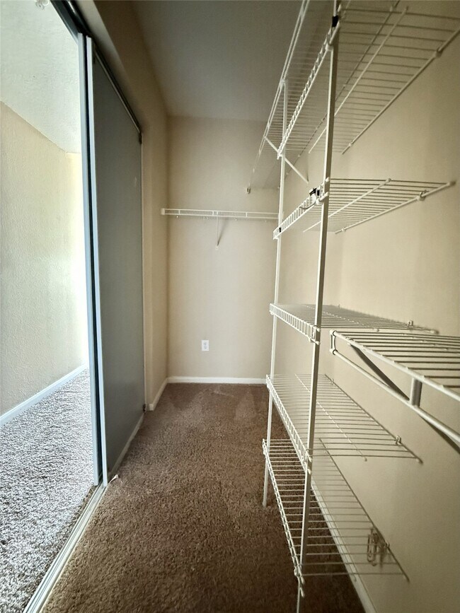 Building Photo - 7575 Kirby Dr