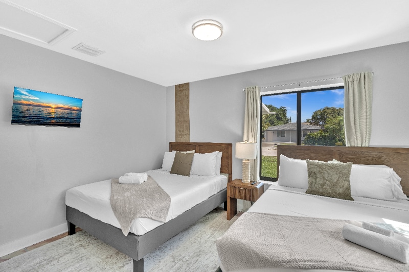 Building Photo - 310 SW 31st Ct