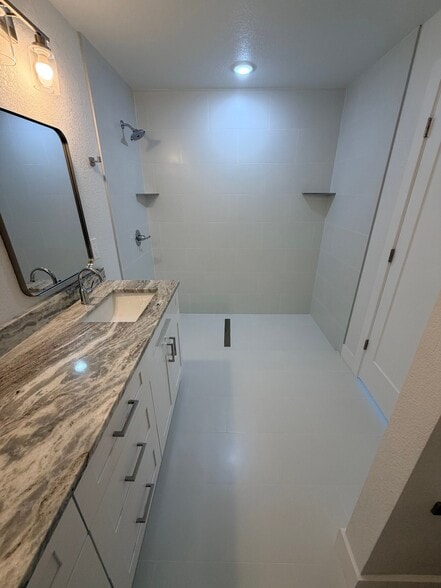 Building Photo - 7016 Golf Club Dr