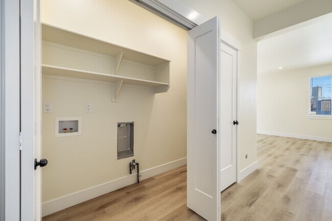 Building Photo - Nearly Brand Bew 3+2 apartment with parking!