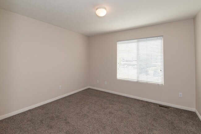 Building Photo - 475 N Redwood Rd